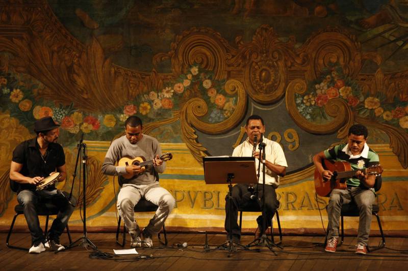 Dois grupos artísticos da Fundação Carlos Gomes, que trabalham com repertório popular, serão as atrações da edição de abril do Projeto Concertos Didáticos. Realizado no Theatro da Paz, o projeto terá pela manhã a apresentação dos músicos do Quaternura (foto), um quarteto formado por professores do Instituto Estadual Carlos Gomes. À tarde, o Trio Raízes levará aos estudantes um repertório de músicas brasileiras. O Quaternura foi formado há quase 20 anos, com o objetivo de resgatar a história da música popular brasileira. Os músicos tocam composições de importantes artistas nacionais eruditos, como Heitor Villa Lobos, e canções de compositores brasileiros que se tornaram grandes expressões da tradição cultural do País. Formado em 2009 por Joelson Silva, o Trio Raízes é um grupo instrumental que atua com um repertório bem eclético, que inclui samba, bossa, chorinho e carimbó. Nas outras edições do projeto, o grupo cativou o público com músicas conhecidas pelos estudantes.
FOTO: ELISEU DIAS / AG PARÁ
DATA: 19.04.2018
BELÉM - PARÁ <div class='credito_fotos'>Foto: Eliseu Dias/Ag. Pará | <a href='/midias/2018/originais/b94e7bbb-b208-4564-8782-47a08f199d32.jpg' download><i class='fa-solid fa-download'></i> Download</a></div>