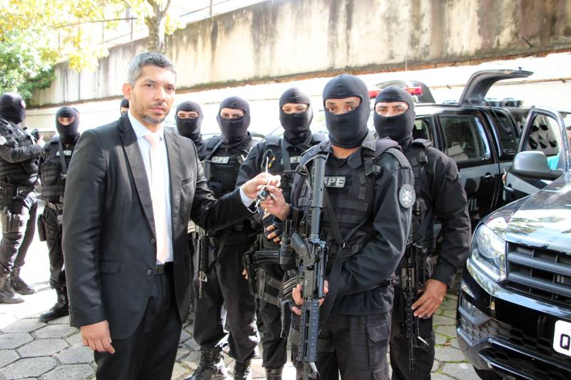 A Polícia Civil começou a renovar toda a frota de viaturas policiais utilizadas pela instituição no enfrentamento ao crime em todo Estado. Nesta quarta-feira (18), os primeiros veículos foram entregues à corporação policial. Cinco viaturas foram repassadas ao Grupo de Pronto-Emprego (GPE), grupamento tático especializado da Polícia Civil. A entrega foi presidida pelo delegado-geral Cláudio Galeno (foto), na Delegacia-Geral, em Belém, e contou com as presenças dos policiais civis que integram o grupamento. O processo de renovação da frota vai ocorrer até o final deste semestre e vai atingir todas as Delegacias de Polícia em Belém, na região metropolitana e interior do Estado. Os veículos são carros de passeio e caminhonetes adequadas para atuação em operações policiais.
FOTO: ASCOM / POLÍCIA CIVIL
DATA: 18.04.2018
BELÉM - PARÁ <div class='credito_fotos'>Foto: Polícia Civil | <a href='/midias/2018/originais/b9518fbd-1cf0-4e67-b2f6-92fa816c3354.jpg' download><i class='fa-solid fa-download'></i> Download</a></div>
