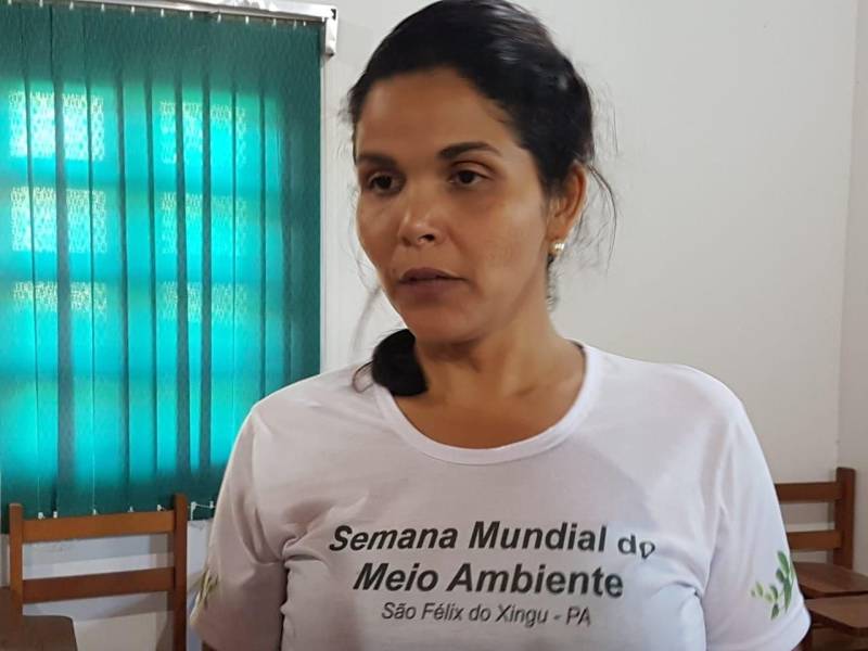 Técnicos das Secretarias Estaduais de Municípios Sustentáveis (Semsu) e de Gestão Estratégica (Seegest) estão no município de São Félix do Xingu para avaliar e alinhar as ações que estão sendo realizadas na implementação do projeto piloto dos Municípios Emblemáticos. A reunião com a equipe municipal foi realizada nesta terça-feira, 05, no auditório da Secretaria Municipal de Meio Ambiente (Semmas). O projeto de Município Emblemático congrega um reforço de ações previstas no Programa Municípios Sustentáveis (PMS) a fim de gerar cases que possam ser replicados em outras localidades. As ações foram definidas em parceria com as secretarias municipais que apontaram necessidades e propostas de desenvolvimento nos eixos social, ambiental e econômico, definidos a partir do workshop realizados em dezembro do ano passado, com os agentes realizadores do Estado e da Prefeitura Municipal. Na foto, Marta Lelis, diretora de mineração na Secretaria Municipal de Meio Ambiente e Mineração.

FOTO: ASCOM / SEMSU
DATA: 05.06.2018
SÃO FÉLIX DO XINGU - PARÁ <div class='credito_fotos'>Foto: DANI FILGUEIRAS / ASCOM SEMSU   |   <a href='/midias/2018/originais/b9541d39-69ac-449c-8007-d872a6c6d3f9.jpg' download><i class='fa-solid fa-download'></i> Download</a></div>
