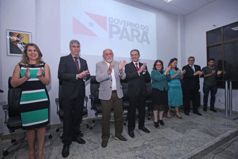 O Governo do Estado fez a entrega das novas instalações do prédio-sede da Procuradoria-Geral do Estado do Pará (PGE/PA), em Batista Campos, Belém, nesta quinta-feira (5). que envolvem obras de reforma e ampliação do órgão. Durante a cerimônia, o governador Simão Jatene (foto) assinou o Projeto de Lei que altera a Lei nº 6.813, de 25 de janeiro de 2017, que dispõe sobre a estruturação do Quadro de Apoio da PGE, a fim de ser encaminhado para apreciação à Assembleia Legislativa do Estado, em regime de urgência. O projeto propõe a transformação e a criação de novos cargos do quadro de servidores da atividade-meio, os quais poderão, inclusive, prestar apoio às atividades desenvolvidas pelos procuradores junto às secretarias de Estado. Os cargos serão ocupados por meio de concurso, na medida do interesse público e da disponibilidade orçamentária do Estado. As alterações propostas no Projeto de Lei devem-se às demandas judiciais expressivas das atividades da PGE e a anseios da categoria, como a reorganização da carreira em classes e referências, com definição de critérios para progressão e enquadramento funcional. A cerimônia teve a presença do procurador-geral do Estado, Ophir Cavalcante Junior, presidente da Associação dos Procuradores do Estado do Pará (Apepa), Ary Lima Cavalcanti, presidente da Associação dos Servidores da Procuradoria-Geral do Estado do Pará (ASPGE), Brunna Valescka de Carvalho Silva, procuradores e servidores da instituição.
FOTO: CRISTINO MARTINS / AG. PARÁ
DATA: 05.04.2018
BELÉM - PARÁ <div class='credito_fotos'>Foto: Cristino Martins/Ag. Pará | <a href='/midias/2018/originais/b9597c2f-3c47-471c-8cac-a84cad45936d.jpg' download><i class='fa-solid fa-download'></i> Download</a></div>