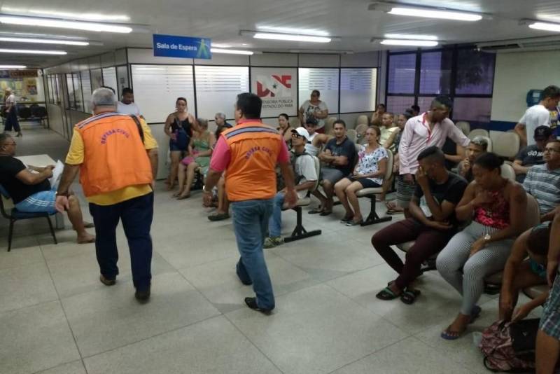 Equipes do Corpo de Bombeiros continuam o trabalho no local do incêndio que ocorreu nesta quinta-feira, 31, na passagem Serrão de Castro, próximo à avenida José Bonifácio, no bairro do Guamá, em Belém. Na foto, local de cadastro das vítimas do incêndio.
FOTO: MARCELO LELIS / AG. PARÁ
DATA: 01.06.2018
BELÉM - PARÁ <div class='credito_fotos'>Foto: Marcelo Lelis / Ag. Pará | <a href='/midias/2018/originais/b960d9a7-f1d5-4a80-997d-fe22c918b315.jpg' download><i class='fa-solid fa-download'></i> Download</a></div>