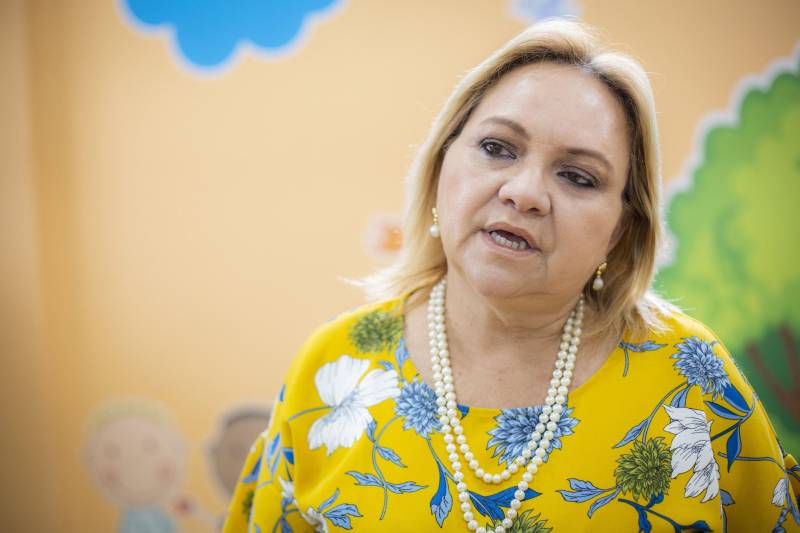 A Universidade do Estado do Pará (Uepa) entregou, na sexta-feira, 13, as novas instalações do Centro Especializado em Reabilitação (CER II), que fica localizado na Unidade de Ensino-Assistência de Fisioterapia e Terapia Ocupacional (Ueafto), no Centro de Ciências Biológicas e da Saúde (CCBS), na travessa Perebebuí, 2.623, em Belém. O novo espaço é um prédio de dois andares que conta com cinco consultórios, uma sala de integração sensorial, uma sala de fisioterapia neuro-pediatra e outra sala para terapia ocupacional neuro-pediatra. Na foto, Ana Irene de Oliveira, gerente do CER II.
FOTO: NAILANA THIELY / ASCOM UEPA
DATA: 13.04.2018
BELÉM - PARÁ <div class='credito_fotos'>Foto: Nailana Thiely / Ascom Uepa | <a href='/midias/2018/originais/b963954b-607c-4a13-ad92-8d9bc168a606.jpg' download><i class='fa-solid fa-download'></i> Download</a></div>