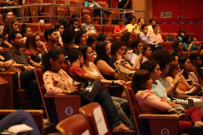 A desconstrução de estereótipos de raça na comunicação e a construção de marcas no Instagram foram os temas das duas palestras desta tarde de terça-feira (12) no “Publicom Belém 2018. O público formado por assessores de comunicação do Governo, profissionais de comunicação, professores e estudantes da área prestigiaram o segundo e último dia do evento que acontece no Teatro do Sesi, em Belém. A palestra “Desconstruindo estereótipos de raça na comunicação”, foi ministrada pelas comunicólogas Helaine Martins e Joana Mendes, da Idánimo Consultoria, agência especializada em comunicação com e sobre os públicos negro, feminino e LGBT.

FOTO: RODOLFO OLIVEIRA / AG. PARÁ
DATA: 12.06.2018
BELÉM - PARÁ <div class='credito_fotos'>Foto: Rodolfo Oliveira/Ag. Pará   |   <a href='/midias/2018/originais/b966ee46-1cbc-4f85-8ef4-9fd798926036.jpg' download><i class='fa-solid fa-download'></i> Download</a></div>