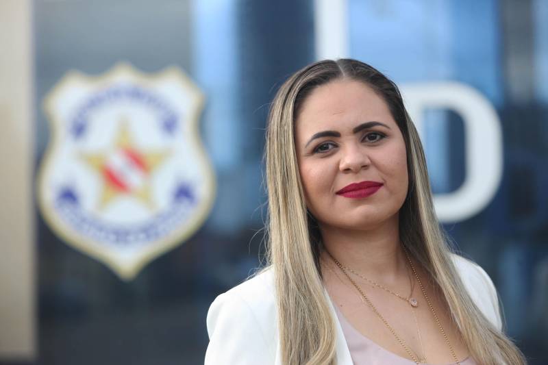 No mesmo concurso de Fernanda, também destacamos outra delegada. Karina Campelo (foto), de 32 anos, hoje diretora interina da Delegacia de Prevenção e Repressão a Crimes Tecnológicos (DPRCT). O caminho profissional foi um pouco diferente e dividido entre Ministério Público (MP) e Polícia Civil (PC). “Minha relação com a polícia sempre foi de namoro. Ficava admirando, achava muito bonito, mas tinha aquele medo da família. Quando eu falava em ser policial, não incentivavam muito, embora hoje eles tenham muito orgulho. Na faculdade, eu queria ser Promotora de Justiça, mas achava maravilhoso ser policial. Até dizia: eu quero casar com o MP, mas namoro com a polícia”, comenta em tom de brincadeira.

FOTO: MARCELO LELIS / AG. PARÁ
DATA: 29.05.2018
BELÉM - PARÁ <div class='credito_fotos'>Foto: Marcelo Lelis / Ag. Pará   |   <a href='/midias/2018/originais/b969d17d-91a5-41dc-8c40-6fb7e174b203.jpg' download><i class='fa-solid fa-download'></i> Download</a></div>