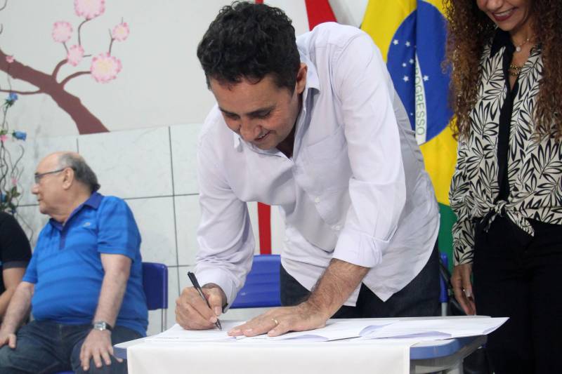 Em Canaã dos Carajás com a assinatura do convênio de Asfalto na Cidade, um aporte do Governo do Pará de R$6,5 milhões. A benfeitoria foi uma das demandas apresentadas pela prefeitura municipal na Secretaria de Municípios Sustentáveis e deve ser iniciada brevemente. Na foto, o prefeito de Canaã dos Carajás, Jeová Andrade.
FOTO: ANTONIO MACEDO / DIVULGAÇÃO
DATA: 11.05.2018
CANAÃ DOS CARAJÁS - PARÁ <div class='credito_fotos'>Foto: ANTONIO MACEDO / DIVULGAÇÃO | <a href='/midias/2018/originais/b972008d-ee29-4e35-88d0-8b594bc238d0.jpg' download><i class='fa-solid fa-download'></i> Download</a></div>