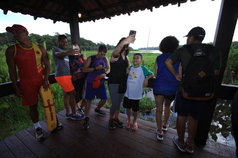 Uma reabertura feita a milhares de mãos. A fita inaugural colocada no inicio da trilha principal do Parque do Utinga foi rompida por mais de cinco mil pessoas ansiosas pelo inicio da caminhada, marcando o segundo dia da programação de reabertura do mais novo espaço paraense de lazer e interatividade com a natureza.
FOTO: MÁCIO FERREIRA / AG. PARÁ
DATA: 17.03.2018
BELÉM - PARÁ <div class='credito_fotos'>Foto: MÁCIO FERREIRA/ AG. PARÁ | <a href='/midias/2018/originais/b97df938-c73b-4c79-9014-7f69f9f06a9b.jpg' download><i class='fa-solid fa-download'></i> Download</a></div>