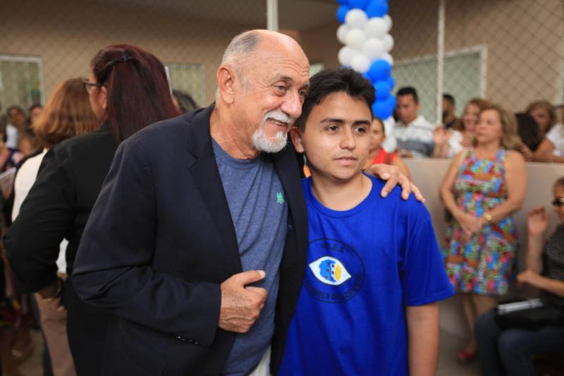 "Hoje vim para uma agenda de inauguração, mas vivi uma experiência de amor, que emana em cada ação dos alunos, professores, direção e de cada um que faz parte desta escola que se torna tão especial porque tem alma". A declaração foi feita pelo governador Simão Jatene (foto), nesta terça, 27, durante a inauguração da obra de reforma e ampliação da Escola Álvares de Azevedo, localizada no Bairro de Batista Campos, em Belém. O governador transformou a inauguração em uma grande confraternização. Passou a tarde na Escola e fez questão de cantar e dançar com os alunos, que expressaram muita gratidão pela obra. Atendendo atualmente 436 alunos, a “Álvares de Azevedo” é uma Unidade Especializada dedicada à educação de estudantes com deficiência visual, e que trabalha nos eixos da educação e da habilitação.
FOTO: MÁCIO FERREIRA / AG. PARÁ
DATA: 27.03.2018
BELÉM - PARÁ <div class='credito_fotos'>Foto: MÁCIO FERREIRA/ AG. PARÁ | <a href='/midias/2018/originais/b98f172a-bc08-40e6-bcda-5b5a4b2e38a6.jpg' download><i class='fa-solid fa-download'></i> Download</a></div>