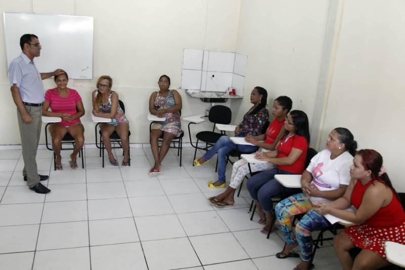 “A ressocialização é o principal caminho para retirar as pessoas privadas de liberdade de uma vida violenta, e trazê-las de volta ao convívio da sociedade com um novo propósito. Esse é um processo diário que precisa ser feito dentro das penitenciárias de todo o Brasil”, enfatizou Dom Antônio Assis Ribeiro, bispo auxiliar da Arquidiocese de Belém, que nesta quinta-feira (29) foi ao Centro de Recuperação Feminino (CRF), em Ananindeua (Região Metropolitana de Belém), conhecer as instalações e se reunir com a diretora da unidade, Carmem Botelho, para definir as ações de saúde que serão oferecidas às detentas nos próximos meses. Dom Antônio também conversou com as internas sobre o trabalho desenvolvido pela Pastoral Carcerária. A visita do religioso faz parte da Campanha da Fraternidade deste ano, que traz como tema “Fraternidade e superação da violência”, tendo como objetivo geral a construção da fraternidade, por meio da promoção da cultura da paz, da reconciliação e da justiça, à luz da palavra de Deus, como caminho de superação da violência. Na foto, o diácono Ademir Silva, coordenador da Pastoral Carcerária.
FOTO: AKIRA ONUMA / ASCOM SUSIPE
DATA: 29.03.2018
ANANINDEUA - PARÁ <div class='credito_fotos'>Foto: Akira Onuma / Ascom Susipe | <a href='/midias/2018/originais/b9943052-707f-4bb5-93e2-2ad4118f18f8.jpg' download><i class='fa-solid fa-download'></i> Download</a></div>
