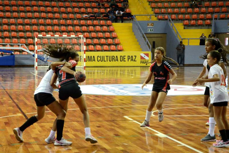 Em sua 60ª edição, os Jogos Estudantis Paraenses (JEPs) definiu a equipes que vão representar o Estado do Pará na etapa nacional, em Manaus (AM), de 19 a 23 de setembro. Das partidas realizadas neste sábado (23), pela etapa estadual, na Arena Guilerme Paraense - o Mangueirinho, foram premiados quatro times das modalidades de Basquete, Volei, Handebol e Futsal, na categoria "A" (de 12 a 14 anos).
FOTO: FERNANDO NOBRE / ASCOM SEDUC
DATA: 23.06.2018
BELÉM - PARÁ <div class='credito_fotos'>Foto: FERNANDO NOBRE/ASCOM SEDUC | <a href='/midias/2018/originais/b99dc930-eea2-4d26-b015-332db1e5c1f9.jpg' download><i class='fa-solid fa-download'></i> Download</a></div>