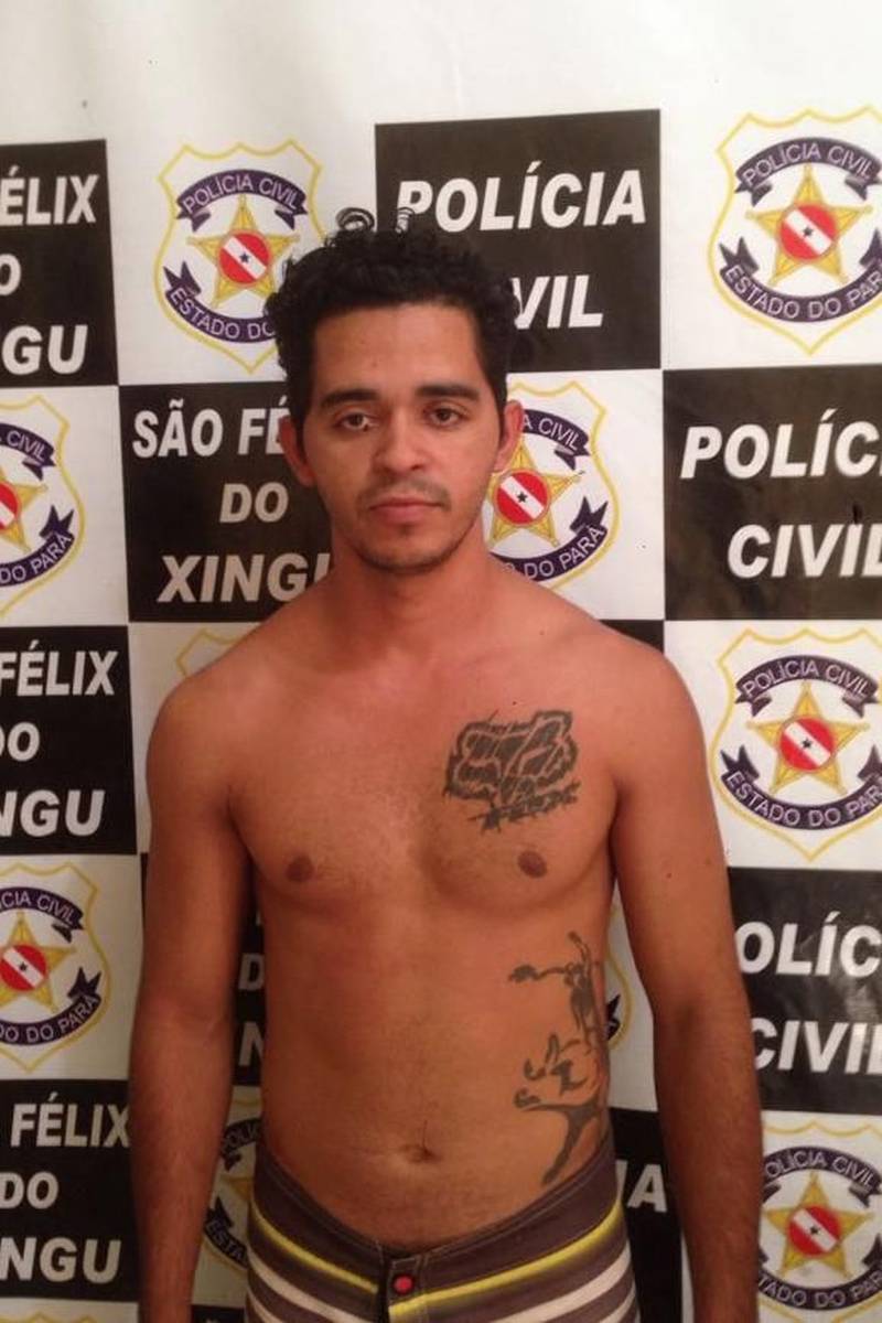 Uma ação integrada de policiais civis e militares evitou o assalto a uma agência bancária em São Félix do Xingu, município do sul do Pará. Seis homens foram presos em flagrante nesta quinta-feira (15), em uma casa na sede municipal, portando armamento, munição, coletes, máscaras e cerca de 30 quilos de dinamite. A operação policial começou por volta de 09 horas, após denúncia anônima recebida pela equipe de plantão da Delegacia de São Félix, sobre a presença de um grupo de criminosos na cidade, escondido em uma residência no Bairro Cai N'Água, que estaria planejando assaltar uma agência bancária. Na foto, Iran Ferreira do Carmo.
FOTO: ASCOM / PCPA
DATA: 16.02.2018
SÃO FÉLIX DO XINGU - PARÁ <div class='credito_fotos'>Foto: ASCOM / PCPA | <a href='/midias/2018/originais/b99ff21b-0a02-494f-b6a7-30bc2e5775e1.jpg' download><i class='fa-solid fa-download'></i> Download</a></div>