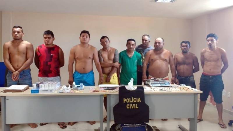 As Polícias Civil e Militar deflagraram, nesta sexta-feira (15), a operação denominada Petros, em Capanema, nordeste do Pará, para combate ao tráfico de drogas no município. Ao todo, 24 mandados de busca e apreensão foram decretados pela Justiça autorizando os policiais a revistar residências apontadas pelas investigações policiais como pontos de venda de drogas no município. Nove pessoas (foto) foram presas em flagrante. Mais de 400 gramas de pedras de óxi foram apreendidos. Sob coordenação da Superintendência da Polícia Civil na Região do Caeté, a operação foi às ruas a partir de 6h. De acordo com o delegado Alberone Lobato, titular da Superintendência, além das drogas, a operação resultou na apreensão de materiais usados no tráfico de drogas, como balança de precisão, cerca de R$ 5 mil em dinheiro resultantes da venda de entorpecentes e nove caixas de cigarros contrabandeados.
FOTO: ASCOM / POLÍCIA CIVIL
DATA: 15.06.2018
CAPANEMA - PARÁ <div class='credito_fotos'>Foto: Ascom / Polícia Civil | <a href='/midias/2018/originais/b9a135c7-3f1a-4d13-aaef-0d002dbd3bd4.jpg' download><i class='fa-solid fa-download'></i> Download</a></div>