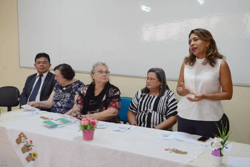 Representantes das áreas de Saúde e Educação participaram na sexta-feira (20) do "Encontro Atendimento Hospitalar e Domiciliar de Redes Públicas", realizado na Universidade do Estado do Pará (Uepa), em Belém. Voltado para gestores, professores e profissionais da Secretaria de Estado de Educação (Seduc), o evento discutiu políticas públicas, a fim de mapear o funcionamento dos atendimentos hospitalares e domiciliares na região. Implantada em 2003, no Hospital Ophir Loyola, a Classe Hospitalar e Atendimento Domiciliar (CHAD) funciona para que crianças hospitalizadas continuem o ano letivo, mesmo quando impossibilitadas de frequentar a escola. Atualmente, são atendidos 600 estudantes do ensino fundamental e do médio, em sete hospitais do Estado. A equipe técnica é formada por 32 professores itinerantes, psicólogos, assistentes sociais e fonoaudiólogos. Na foto, Eliana Vilhena (falando), integrante da equipe pedagógica do Atendimento Hospitalar e Domiciliar, ligada à Coordenadoria de Educação Especial (Coees), da Seduc.
FOTO: RAI PONTES / ASCOM SEDUC
DATA: 20.04.2018
BELÉM - PARÁ <div class='credito_fotos'>Foto: Rai Pontes/Ascom Seduc | <a href='/midias/2018/originais/b9a65245-053b-40bd-86aa-c9b0a9649501.jpg' download><i class='fa-solid fa-download'></i> Download</a></div>
