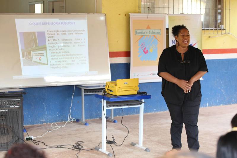 Na manhã desta quarta-feira (21), a ilha de Cotijuba recebeu a primeira edição do Projeto Família e Cidadania de 2018. O evento está sendo realizado na Escola Estadual de Ensino Fundamental e Médio Professora Marta da Conceição até a próxima sexta-feira (23). Durante a manhã mais de 40 pessoas estiveram presentes na abertura do evento, mas a expectativa é que esse número aumente, já que o projeto continua nos próximos dias, sempre com início às 8h. Na foto, Marília Angelin, pedagoga da Defensoria Pública.
FOTO: SIDNEY OLIVEIRA / AG. PARÁ
DATA: 21.02.2018
COTIJUBA - PARÁ <div class='credito_fotos'>Foto: Sidney Oliveira/Ag. Pará | <a href='/midias/2018/originais/b9a77ea8-d95c-49ce-af79-de216ba250f0.jpg' download><i class='fa-solid fa-download'></i> Download</a></div>