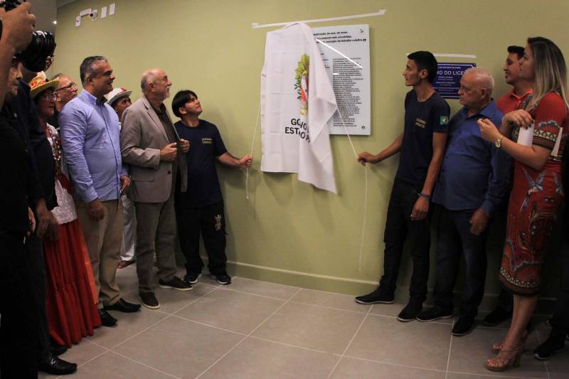 A cerimônia de inauguração foi presidida pelo governador Simão Jatene (foto), já sinalizando importância do projeto idealizado para formação livre de músicos não só de Bragança, mas também de outros municípios, notadamente do nordeste paraense.

FOTO: RODOLFO OLIVEIRA / AG. PARÁ
DATA: 16.12.2018
BRAGANÇA - PARÁ <div class='credito_fotos'>Foto: Rodolfo Oliveira/Ag. Pará   |   <a href='/midias/2018/originais/b9ac9e0f-8e5f-4546-b022-71594245850e.jpg' download><i class='fa-solid fa-download'></i> Download</a></div>