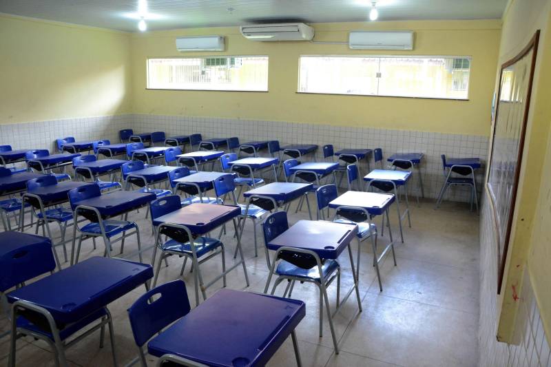 A Secretaria de Estado de Educação (Seduc) está comprando 49.126 carteiras (foto) para suprir necessidades de escolas na Região Metropolitana de Belém e municípios do interior. As aquisições estão sendo feitas de acordo com a disponibilidade de recursos, obedecendo às regras legais de compra de materiais pelo governo e às entregas pelos fornecedores. O primeiro lote, com 18.731 carteiras, foi adquirido de um fabricante do Rio de Janeiro, que venceu a licitação. Desse total, a metade já chegou a Belém e começou a ser entregue. O lote custou R$ 6 milhões – recursos oriundos do empréstimo que o Estado recebeu do Banco Interamericano de Desenvolvimento (BID). Originalmente, esse lote é para equipar as escolas cujas obras de reforma e ampliação estão sendo concluídas. Desde março, a Secretaria Adjunta de Logística da Seduc já entregou 15.450 carteiras a 40 escolas – 19 na Região Metropolitana e 21 no interior.
FOTO: ASCOM / SEDUC
DATA: 08.05.2018
BELÉM - PARÁ <div class='credito_fotos'>Foto: ASCOM SEDUC | <a href='/midias/2018/originais/b9ad72ff-d684-4776-997c-3a884ea79218.jpg' download><i class='fa-solid fa-download'></i> Download</a></div>