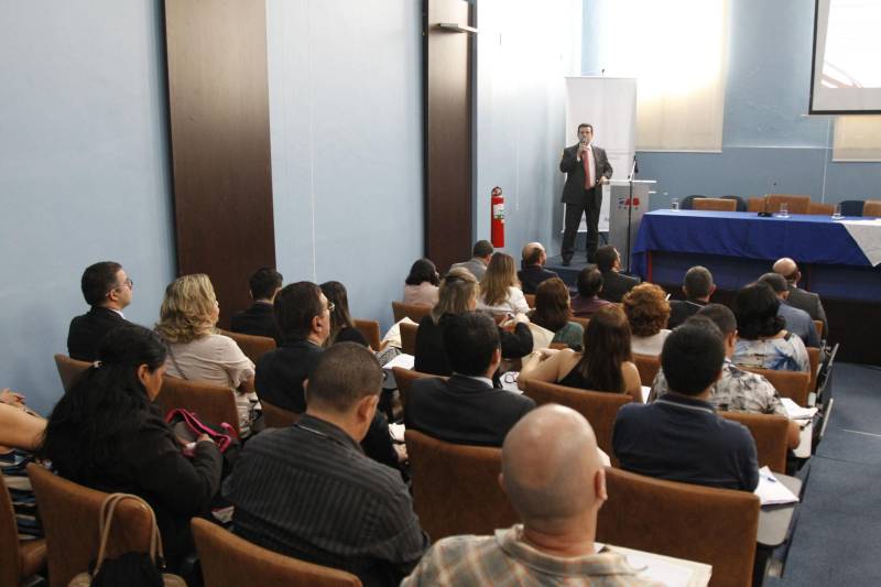A Superintendência do Sistema Penitenciário do Estado (Susipe), por meio da Escola de Administração Penitenciária (EAP), promoveu, nesta quinta-feira (1), um workshop para discutir as diretrizes do monitoramento eletrônico no Pará. Atualmente, o Estado tem um total de 1.558 presos monitorados com uso da tornozeleira eletrônica, sendo 205 do sexo feminino e 1.353 do sexo masculino. O evento aconteceu no auditório da Ordem dos Advogados (OAB) seção Pará, em Belém, e contou com a presença de membros do Tribunal de Justiça, Ministério Público, Defensoria Pública, Polícias Militar e Civil, OAB, servidores do Núcleo Gestor de Monitoramento Eletrônico (NGME), da Diretoria de Execução Criminal (DEC) e Diretoria de Administração Penitenciária (DAP) da Susipe, além de estudantes e demais profissionais. O objetivo do workshop foi promover o debate sobre os serviços de monitoração eletrônica, assegurando o acompanhamento adequado na garantia do cumprimento da pena, além de promover a trocas de saberes e parcerias.
FOTO: AKIRA ONUMA / ASCOM SUSIPE
DATA: 01.03.2018
BELÉM - PARÁ <div class='credito_fotos'>Foto: Akira Onuma / Ascom Susipe | <a href='/midias/2018/originais/b9b1b4dd-dd99-4a14-bd5c-9592ff6c6bb6.jpg' download><i class='fa-solid fa-download'></i> Download</a></div>