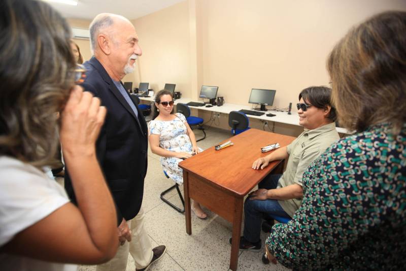 "Hoje vim para uma agenda de inauguração, mas vivi uma experiência de amor, que emana em cada ação dos alunos, professores, direção e de cada um que faz parte desta escola que se torna tão especial porque tem alma". A declaração foi feita pelo governador Simão Jatene (foto), nesta terça, 27, durante a inauguração da obra de reforma e ampliação da Escola Álvares de Azevedo, localizada no Bairro de Batista Campos, em Belém. O governador transformou a inauguração em uma grande confraternização. Passou a tarde na Escola e fez questão de cantar e dançar com os alunos, que expressaram muita gratidão pela obra. Atendendo atualmente 436 alunos, a “Álvares de Azevedo” é uma Unidade Especializada dedicada à educação de estudantes com deficiência visual, e que trabalha nos eixos da educação e da habilitação.
FOTO: MÁCIO FERREIRA / AG. PARÁ
DATA: 27.03.2018
BELÉM - PARÁ <div class='credito_fotos'>Foto: MÁCIO FERREIRA/ AG. PARÁ | <a href='/midias/2018/originais/b9b28df3-53c2-4bb1-8cb0-04a17bd50c7e.jpg' download><i class='fa-solid fa-download'></i> Download</a></div>