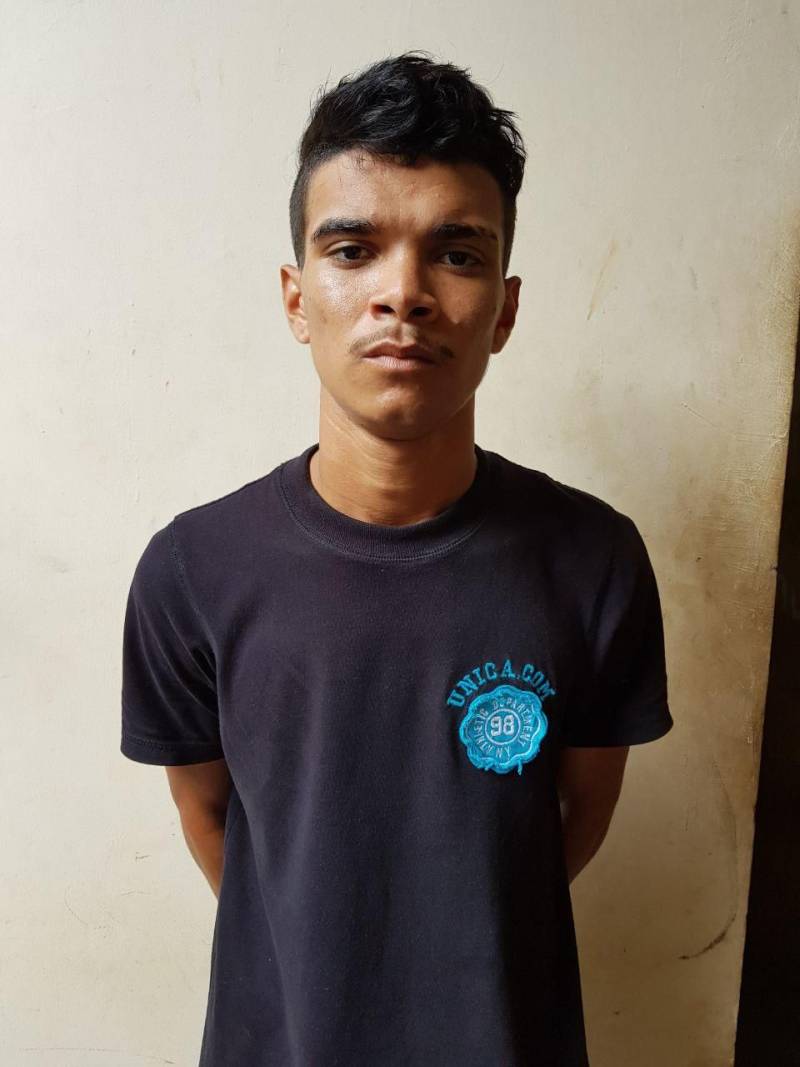 As Polícias Civil e Militar intensificaram as operações de prevenção e combate ao crime em Santa Izabel do Pará, na Região Metropolitana de Belém (RMB). Durante as ações policiais realizadas nos últimos dias, seis pessoas foram presas em flagrante. Cinco delas envolvidas em tráfico de drogas. Outra pessoa foi presa após tentar cometer homicídio na região. Além dos presos, drogas foram apreendidas. As operações também foram responsáveis pela fiscalização de bares e festas dançantes na cidade. O balanço foi divulgado nesta sexta-feira, 11. De acordo com o delegado Augusto Damasceno, titular da Seccional de Santa Izabel do Pará, as operações contaram com parceria do Departamento Municipal de Trânsito para realização de abordagens e fiscalização de estabelecimentos na cidade. "Vários veículos foram fiscalizados. Onze bares foram fiscalizados. Três bares foram fechados por não estarem legalizados. Foi fechada uma festa dançante que ocorria na Vila de Americano, porque o estabelecimento não possuía condições de segurança. Duas adolescentes foram encontradas no local", detalha o delegado. O Conselho Tutelar de Santa Izabel do Pará foi acionado e o responsável pelo evento foi conduzido para a Seccional de Polícia. Na foto, o acusado Sávio Augusto.
FOTO: ASCOM / POLÍCIA CIVIL
DATA: 11.05.2018
SANTA IZABEL- PARÁ <div class='credito_fotos'>Foto: Ascom / Polícia Civil | <a href='/midias/2018/originais/b9b89d6d-19a6-43c5-8b6a-1d27f0bdf1b3.jpg' download><i class='fa-solid fa-download'></i> Download</a></div>