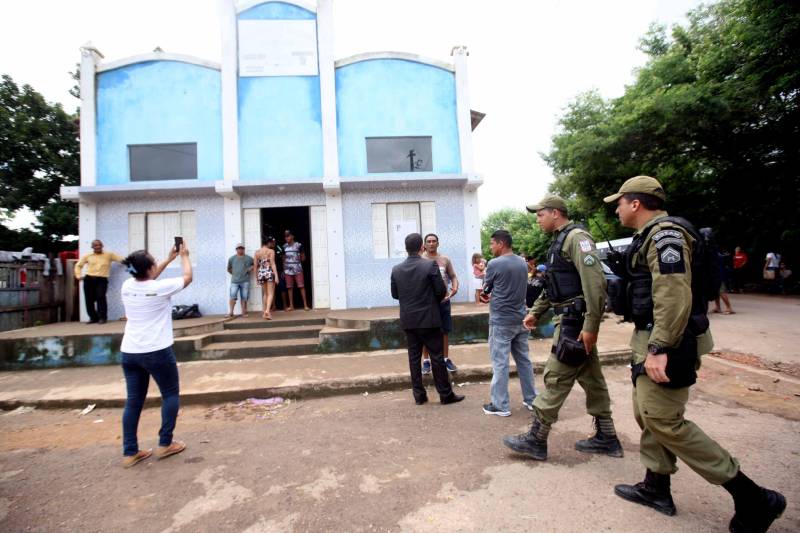 Passados dois dias da enxurrada que destruiu casas e obrigou pessoas a saírem de seus locais de moradia em Paragominas, Governo do Estado e Prefeitura continuam os trabalhos para atender as famílias afetadas, reconstruir o que ficou destruído e restabelecer a situação de normalidade no município. Desde a manhã da última quinta-feira (12), equipes da Defesa Civil intensificam as ações nos bairros atingidos.
FOTO: SIDNEY OLIVEIRA / AG. PARÁ
DATA: 14.04.2018
PARAGOMINAS - PARÁ <div class='credito_fotos'>Foto: Sidney Oliveira/Ag. Pará | <a href='/midias/2018/originais/b9be1226-be77-4ddb-8819-fca4c53525b6.jpg' download><i class='fa-solid fa-download'></i> Download</a></div>