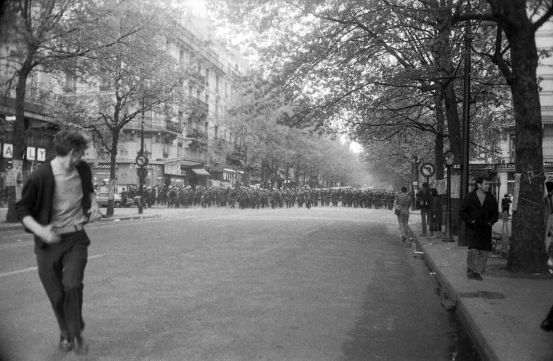 O cinquentenário das manifestações ocorridas em 1968 na França será lembrado em Belém com a exibição do documentário “Maio de 68, uma estranha primavera” (foto), de Dominique Beaux, no Cine Líbero Luxardo, da Fundação Cultural do Pará (FCP). As sessões, das partes I e II, ocorrerão, respectivamente, nesta quinta (17) e sexta-feira (18), às 16 h. Em parceria com a Aliança Francesa, o documentário, lançado este ano, terá mais duas reexibições e um debate, no próximo domingo (20). “Maio de 68, Uma Estranha Primavera” relata os acontecimentos ocorridos em maio de 1968 na França, do ponto de vista daqueles que foram contestados: agentes de segurança - tanto o chefe de Polícia Maurice Grimaud, quanto outros policiais; patrões, homens de Estado (Edouard Balladur), militares e comunistas destituídos do sonho revolucionário (Pierre Juquin e Claude Poperen).

FOTO: DIVULGAÇÃO
DATA: 16.05.2018
BELÉM - PARÁ <div class='credito_fotos'>Foto: Divulgação   |   <a href='/midias/2018/originais/b9c0c516-27d5-4a16-8778-f425c07173a4.jpg' download><i class='fa-solid fa-download'></i> Download</a></div>