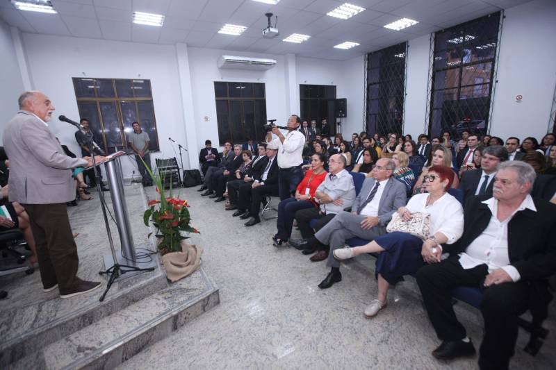 O Governo do Estado fez a entrega das novas instalações do prédio-sede da Procuradoria-Geral do Estado do Pará (PGE/PA), em Batista Campos, Belém, nesta quinta-feira (5). que envolvem obras de reforma e ampliação do órgão. Durante a cerimônia, o governador Simão Jatene (foto) assinou o Projeto de Lei que altera a Lei nº 6.813, de 25 de janeiro de 2017, que dispõe sobre a estruturação do Quadro de Apoio da PGE, a fim de ser encaminhado para apreciação à Assembleia Legislativa do Estado, em regime de urgência. O projeto propõe a transformação e a criação de novos cargos do quadro de servidores da atividade-meio, os quais poderão, inclusive, prestar apoio às atividades desenvolvidas pelos procuradores junto às secretarias de Estado. Os cargos serão ocupados por meio de concurso, na medida do interesse público e da disponibilidade orçamentária do Estado. As alterações propostas no Projeto de Lei devem-se às demandas judiciais expressivas das atividades da PGE e a anseios da categoria, como a reorganização da carreira em classes e referências, com definição de critérios para progressão e enquadramento funcional. A cerimônia teve a presença do procurador-geral do Estado, Ophir Cavalcante Junior, presidente da Associação dos Procuradores do Estado do Pará (Apepa), Ary Lima Cavalcanti, presidente da Associação dos Servidores da Procuradoria-Geral do Estado do Pará (ASPGE), Brunna Valescka de Carvalho Silva, procuradores e servidores da instituição.
FOTO: CRISTINO MARTINS / AG. PARÁ
DATA: 05.04.2018
BELÉM - PARÁ <div class='credito_fotos'>Foto: Cristino Martins/Ag. Pará | <a href='/midias/2018/originais/b9c4c96d-2aca-4a78-9547-e5ce76815e42.jpg' download><i class='fa-solid fa-download'></i> Download</a></div>