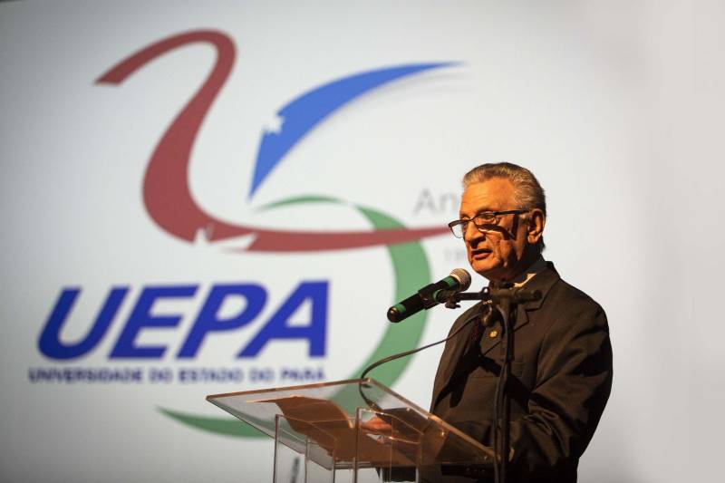 Cerimônia de comemoração dos 25 anos da Uepa (Jubilei de prata) e entrega de título de doutor Honoris Causa ao médico, folclorista e ambientalista Camillo Vianna. O evento foi realizado na noite desta terça-feira, 29, no auditório do Sesi, em Belém.
Na foto: Manoel Campbell Moutinho, primeiro reitor da Uepa.
FOTO: NAILANA THIELY / ASCOM UEPA
DATA: 29.05.18
BELÉM - PARÁ <div class='credito_fotos'>Foto: Nailana Thiely / Ascom Uepa | <a href='/midias/2018/originais/b9cda1c2-5e83-4b30-a232-e2be286d4930.jpg' download><i class='fa-solid fa-download'></i> Download</a></div>