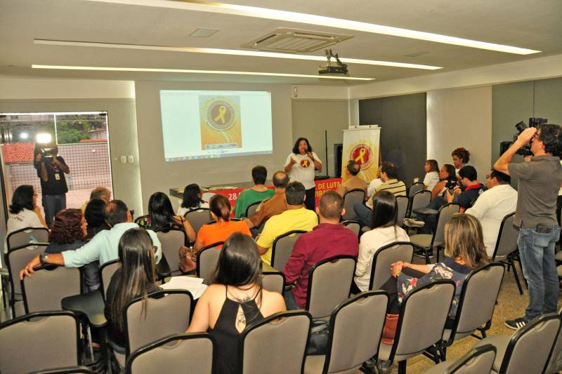 A partir desta segunda-feira, 07, técnicos da Coordenação Estadual de Hepatites Virais da Secretaria de Estado de Saúde Pública (Sespa) iniciarão um ciclo de testagens rápidas para detecção de hepatites B e C em meio às ações que acontecerão no Hospital do Exército, em Belém. A iniciativa já faz parte dos objetivos da campanha “Julho Amarelo”, cujo lançamento foi antecipado com o objetivo de atender a uma demanda crescente por testagens no Estado, visto que a Sespa recebeu um reforço de 80 mil testes rápidos do Ministério da Saúde para detecção dos tipos B e C da doença. A mobilização é alusiva ao 28 de julho, Dia Mundial de Luta Contra as Hepatites Virais. Para tanto, esse quantitativo de testes será usado em ações voltadas para a população com mais de 40 anos, incluindo vacinação contra a gripe, nos seguintes dias e locais, por enquanto só em Belém: 15 e 16 de maio, no Hospital da Aeronáutica; 21 e 22 de maio, no Hospital da Marinha; 24 e 25 de maio, na unidade governador José Malcher da Clínica Cynthia Charone e 30 de maio, na clínica de vacinação Prophylaxis.
FOTO: JOSÉ PANTOJA / ASCOM SESPA
DATA: 04.05.2018
BELÉM - PARÁ <div class='credito_fotos'>Foto: José Pantoja / Ascom Sespa | <a href='/midias/2018/originais/b9e4ab0f-44dc-4fda-af2d-77b08e71caab.jpg' download><i class='fa-solid fa-download'></i> Download</a></div>