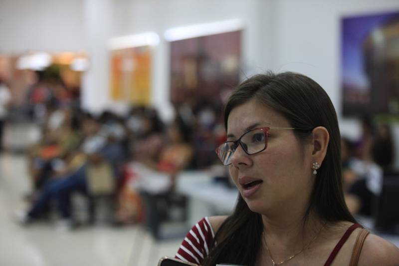 Um lugar que disponibiliza a prestação de vários serviços públicos em um único ambiente, oferecendo atendimento ágil, eficiente e de qualidade. Assim é a Estação Cidadania que chega ao final deste ano de 2018 com oito postos de atendimento, distribuídos em Belém, Icoaraci, Ananindeua, Marabá, Santarém e Parauapebas. Instituído através do Decreto 153 de 05/07/2011, a Estação Cidadania integra 32 órgãos na prestação de serviços ao cidadão. É possível tirar carteira de identidade, pagar diversas contas, negociar dívidas e até doar sangue, entre outros. O gerenciamento, implantação, instalação, funcionamento e a coordenação do Serviço de Atendimento à População “ESTAÇÃO CIDADANIA” são de responsabilidade da Secretaria de Estado de Administração – SEAD.  Desde 2011 as Estações Cidadania já realizaram mais de 3,1 milhões de atendimentos. Na foto, a estagiária Monique Amorim, 29 anos, procurou a Estação Cidadania do Shopping Grão-Pará para dar entrada no seguro desemprego.

FOTO: SIDNEY OLIVEIRA / AG. PARÁ
DATA: 26.11.2018
BELÉM - PARÁ <div class='credito_fotos'>Foto: Sidney Oliveira/Ag. Pará   |   <a href='/midias/2018/originais/b9e84800-5563-4441-9171-567adeb38833.jpg' download><i class='fa-solid fa-download'></i> Download</a></div>