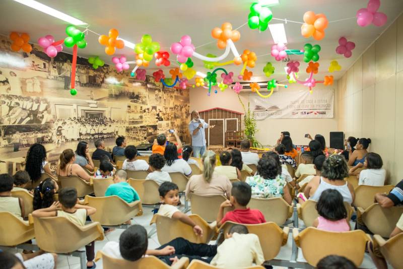 “A cultura tem o poder de emocionar”. A frase dita pela professora Ruth Valin marcou o tom do Sarau Literário na manhã desta sexta-feira, 8, no Preventório Santa Terezinha, no bairro do Marco, em Belém, que contou com a presença do escritor paraense Daniel Leite, homenageado pelas crianças atendidas pela instituição e os alunos da Escola Estadual Santa Terezinha, que funciona no mesmo prédio. Elas cantaram músicas infantis e recitaram trechos das obras “A história das crianças que plantaram um rio” e “A menina árvore”, de Daniel Leite, além de apresentar uma dramatização sobre a primeira obra. Muito concentrados e com a leitura bem ensaiada, os pequeninos emocionaram a todos, principalmente o escritor convidado para o sarau. Segundo a professora Odinéia Bastos, que orientou os alunos na leitura do livro “A história das crianças que plantaram um rio”, elas soltaram a imaginação durante a leitura da obra, e dessa viagem saíram desenhos, pinturas, colagens e poemas, que enfeitaram o auditório e os corredores da instituição, encantando a todos os presentes.
FOTO: FERNANDO SETTE CÂMARA / ASCOM IOE
DATA: 08.06.2018
BELÉM - PARÁ <div class='credito_fotos'>Foto: FERNANDO SETTE CÂMARA / ASCOM IOE | <a href='/midias/2018/originais/b9ea84c7-069f-43f0-90d5-dbafc393ab5a.jpg' download><i class='fa-solid fa-download'></i> Download</a></div>