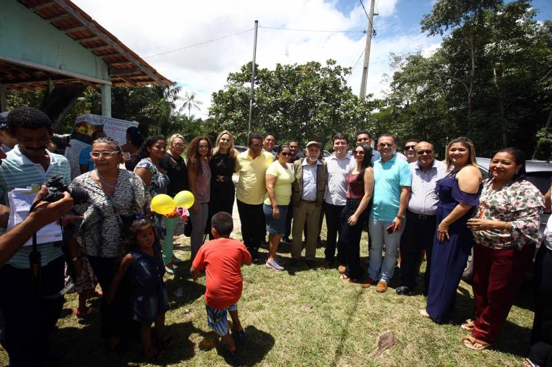 “Ter a posse da terra é a certeza de que nunca iremos perder o nosso direito, que nossos filhos e nossos netos poderão dar continuidade a nossa história em segurança. Foram anos de luta até chegar esse dia, agraciados com a assinatura do nosso título de terra. Só temos a agradecer a todos que fizeram parte disso e a cada um que lutou junto para que hoje isso se tornasse realidade”. A fala emocionada foi de seu Mário Araújo Silva, presidente da Associação Remanescente de Quilombo Espírito Santo, localizada no município do Acará, no nordeste do Estado. Ele assinou, neste sábado (24), junto com o governador Simão Jatene, o título que dá a posse da terra a comunidade. A fala do presidente traduz o sentimento das dezenas de famílias que moram no local, que agora tem a posse legítima do local onde seus antepassados viveram. “Sou filho de mãe negra. Nasci aqui como minha vó, bisavó, que fazem parte da história dessa comunidade que já existe a mais de 300 anos.
FOTO: SIDNEY OLIVEIRA / AG. PARÁ
DATA: 24.03.2018
ACARÁ - PARÁ <div class='credito_fotos'>Foto: Sidney Oliveira/Ag. Pará | <a href='/midias/2018/originais/b9ef10df-a100-4d42-9e5c-7e436dcafea6.jpg' download><i class='fa-solid fa-download'></i> Download</a></div>