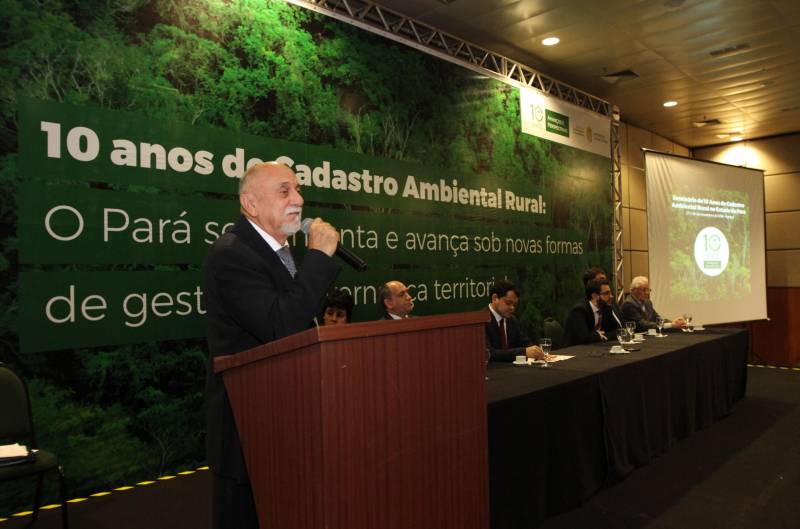 O governador Simão Jatene (foto) participou na manhã desta terça-feira, 27, da abertura do Seminário “Cadastro Ambiental Rural (CAR) 10 Anos: Avanços e Perspectivas”, promovido pela Secretaria de Meio Ambiente e Sustentabilidade (Semas), no Hangar – Centro de Convenções e Feiras da Amazônia. 

FOTO: CRISTINO MARTINS / AG. PARÁ
DATA: 27.11.2018
BELÉM - PARÁ <div class='credito_fotos'>Foto: Cristino Martins/Ag. Pará   |   <a href='/midias/2018/originais/b9f4e94a-52aa-49bb-8ddd-1b8a96101133.jpg' download><i class='fa-solid fa-download'></i> Download</a></div>