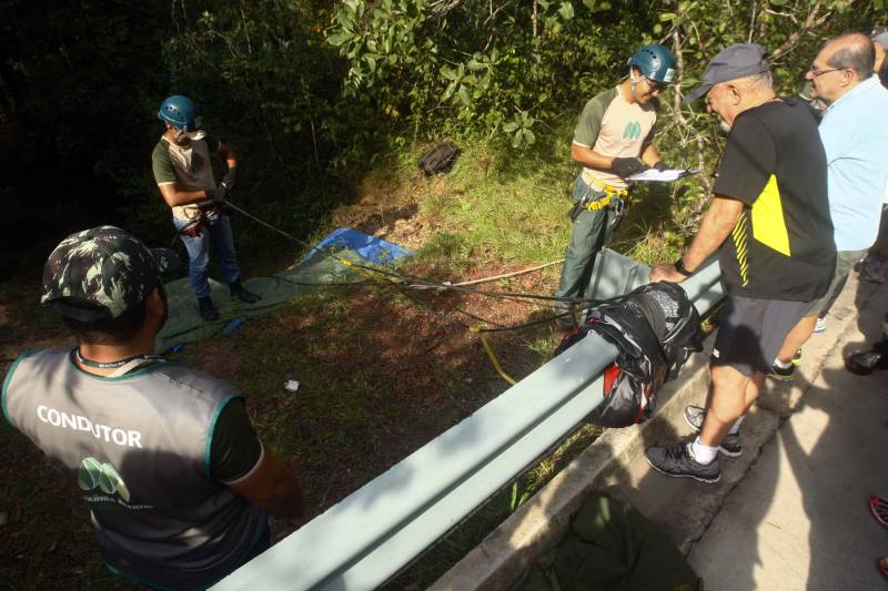 Uma reabertura feita a milhares de mãos. A fita inaugural colocada no inicio da trilha principal do Parque do Utinga foi rompida por mais de cinco mil pessoas ansiosas pelo inicio da caminhada, marcando o segundo dia da programação de reabertura do mais novo espaço paraense de lazer e interatividade com a natureza. Misturado aos populares, o governador Simão Jatene andou os quatro quilômetros que separam a entrada do parque ao seu ponto final, o Recanto da Volta.
FOTO: THIAGO GOMES / AG. PARÁ
DATA: 17.03.2018
BELÉM - PARÁ <div class='credito_fotos'>Foto: Thiago Gomes /Ag. Pará | <a href='/midias/2018/originais/b9fd99cd-6657-4efe-917e-bdad8a8956c3.jpg' download><i class='fa-solid fa-download'></i> Download</a></div>