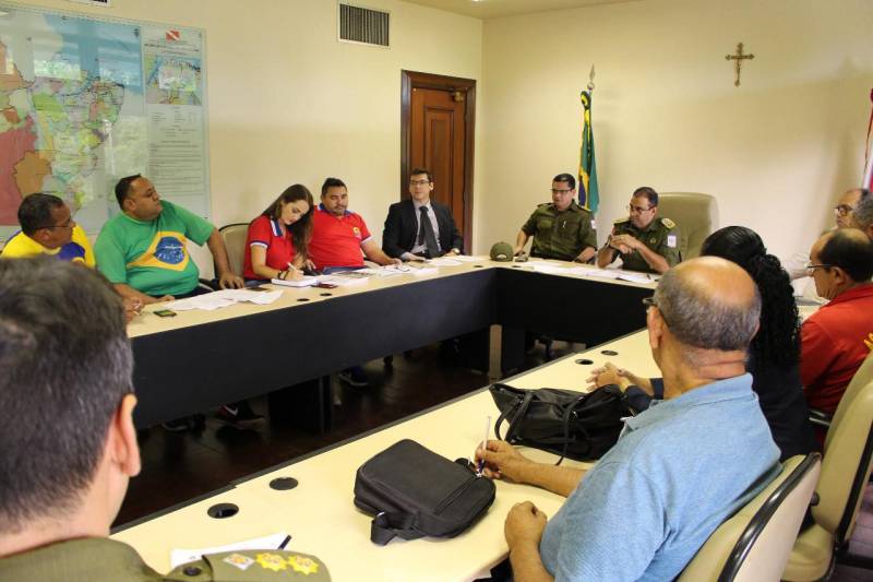 Na tarde desta quinta-feira, 19, na sede do Comando Geral da Polícia Militar, o comandante da corporação, coronel Hilton Benigno (c), recebeu, durante reunião, representantes de entidades, dentre as quais a Associação dos Cabos e Soldados da Polícia Militar e Associação Nacional do Brasil, momento em que foi apresentada e discutida uma pauta de reivindicações da tropa no interior e na capital.
FOTO: ASCOM PMPA
DATA: 19.04.2018
BELÉM - PARÁ <div class='credito_fotos'>Foto: Ascom PMPA | <a href='/midias/2018/originais/ba00dd07-5247-4cd6-96a9-434d8474ba5c.jpg' download><i class='fa-solid fa-download'></i> Download</a></div>