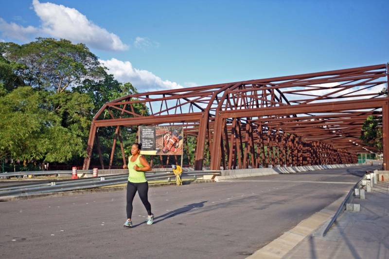 O novo trecho da avenida João Paulo II (foto), liberada para o tráfego na última semana, terá radares móveis e fiscalização eletrônica a partir do dia 1º de outubro. Segundo o Departamento de Trânsito do Estado (Detran/PA), responsável pela ação, o objetivo é controlar o fluxo de veículos em áreas que possuem curvas acentuadas e que precisam de atenção redobrada, prevenir acidentes e identificar automóveis roubados ou irregulares. O diretor de operações técnicas do Detran, Walmero Costa, informou que serão nove câmeras de vídeo-monitoramento, incluindo duas do tipo OCR (reconhecimento óptico de caracteres), todas disponibilizadas pela Secretaria de Estado de Segurança Pública e Defesa Social (Segup). Os equipamentos serão instalados em pontos estratégicos ao longo de seis quilômetros da avenida e serão monitorados pela Segup. “As fiscalizações contínuas devem inibir o excesso de velocidade. O foco é prevenir acidentes”, ressaltou Walnero.
FOTO: IGOR BRANDÃO / AG. PARÁ
DTA: 20.09.2018
BELÉM - PARÁ <div class='credito_fotos'>Foto: IGOR BRANDÃO / AG. PARÁ | <a href='/midias/2018/originais/ba065340-1cc9-4c3f-a2fd-98a4a2664aae.jpg' download><i class='fa-solid fa-download'></i> Download</a></div>