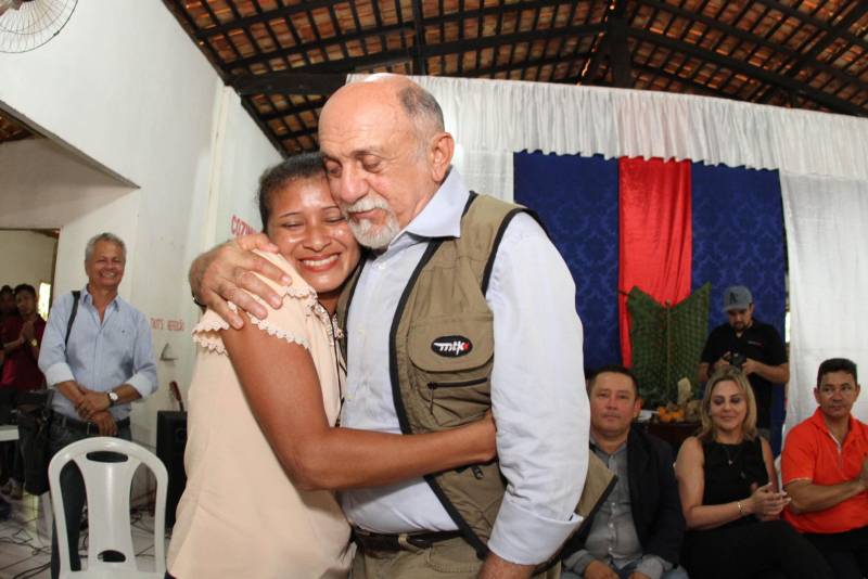 Cento e dezoito famílias da comunidade quilombola do Caeté, no município de Abaetetuba, no nordeste do Estado, foram beneficiadas com um título coletivo de terra. Com o documento, o Governo do Estado, por meio do Instituto de Terras do Pará (Iterpa), reconhece o direito de uma população que há décadas ocupa e trabalha na área. A cerimônia de entrega ocorreu na manhã deste sábado (24), no Centro Comunitário, e contou com a participação do governador Simão Jatene. A área titulada corresponde a cerca de 1.400 hectares. Agora, devidamente respaldadas, as famílias poderão ter acesso a empréstimos, políticas públicas, entre outros benefícios que possibilitam o desenvolvimento da sua produção e a continuidade de suas tradições. “Com o documento de terra a comunidade passa a ter segurança jurídica e acesso a créditos, financiamentos e outros benefícios que antes não lhes era permitido. Além disso, agora eles poderão produzir com mais segurança, mantendo a terra entre as futuras gerações”, afirmou o governador Simão Jatene. Na foto, Dilene Conceição Cardoso (e).
FOTO: CRISTINO MARTINS / AG. PARÁ
DATA: 24.03.2018
ABAETETUBA - PARÁ
<div class='credito_fotos'>Foto: Cristino Martins/Ag. Pará | <a href='/midias/2018/originais/ba0aa727-2300-422d-aaac-3f0aaaa33501.jpg' download><i class='fa-solid fa-download'></i> Download</a></div>