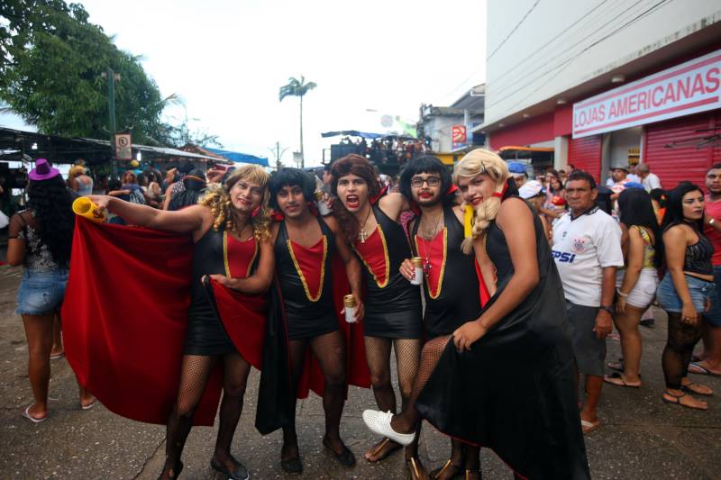 O professor Júlio Leal Gomes é natural de Vigia de Nazaré, no nordeste paraense, terra conhecida pela hospitalidade, principalmente em época festiva. Mantendo a tradição, no Carnaval Júlio e seus irmãos abrem a casa da família para amigos e outros parentes. Neste ano, o imóvel de quatro cômodos abrigou mais de 50 pessoas. Vigia tem um dos maiores e mais tradicionais carnavais do Pará. Nesta época do ano, a população do município, de 51.173 habitantes (Censo/IBGE), triplica com a chegada de brincantes oriundos de todo o Brasil, e os vigienses – igual coração de mãe - acolhem essa multidão. A estimativa é a cidade receber mais de 300 mil pessoas neste Carnaval.
FOTO: IGOR BRANDÃO / AG PARÁ
DATA: 13.02.2018
VIGIA - PARÁ <div class='credito_fotos'>Foto: IGOR BRANDÃO / AG. PARÁ | <a href='/midias/2018/originais/ba0bda74-9540-4b26-9d87-c5b5ee63f982.jpg' download><i class='fa-solid fa-download'></i> Download</a></div>