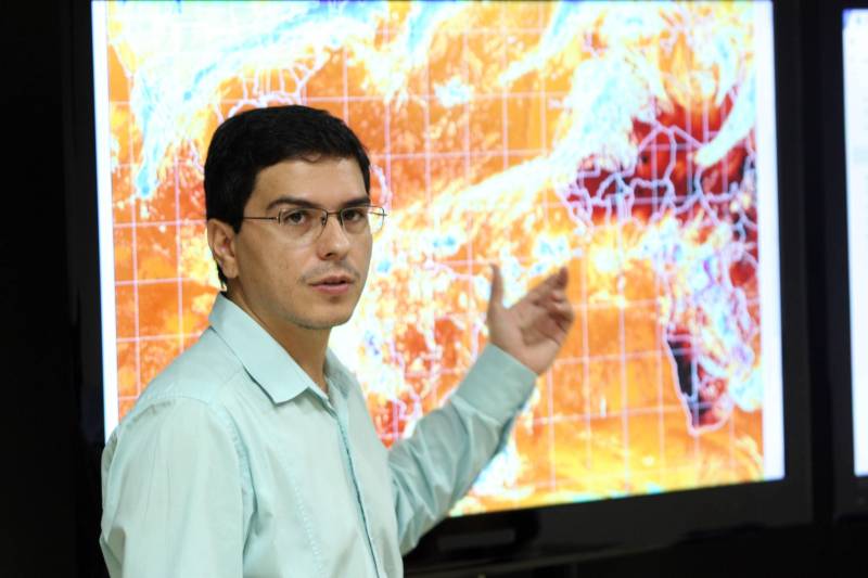 Além da sala de situação, o Centro Integrado de Monitoramento Ambiental (CIMAM), também auxilia no monitoramento do tempo e do clima no Pará, fornecendo informações para outros órgãos que atuam nessa força tarefa. Na foto, Saulo Carvalho, coordenador de Meteorologia e Hidrologia da Secretaria de Meio Ambiente e Sustentabilidade (Semas).
FOTO: SIDNEY OLIVEIRA / AG. PARÁ
DATA: 16.02.2018
BELÉM - PARÁ <div class='credito_fotos'>Foto: Sidney Oliveira/Ag. Pará | <a href='/midias/2018/originais/ba1c04ec-c54c-456c-8013-4b722bad8983.jpg' download><i class='fa-solid fa-download'></i> Download</a></div>