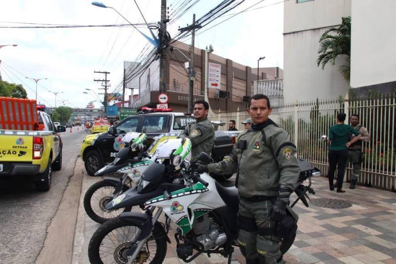 A partir desta quinta-feira (01), cerca de 15 agentes de fiscalização do Departamento de Trânsito do Estado estarão responsáveis pelo controle do fluxo de toda a extensão do quilômetro 0 ao 18 da BR 316. A concessão da via feita pelo Governo Federal ao Estado abrange três municípios: Belém, Ananindeua e Marituba.
FOTO: ASCOM DETRAN
DATA: 01.11.2018
ANANINDEUA - PARÁ <div class='credito_fotos'>Foto: ASCOM DETRAN | <a href='/midias/2018/originais/ba1c6701-fb95-45b0-89b3-0d93f104fbfb.jpg' download><i class='fa-solid fa-download'></i> Download</a></div>