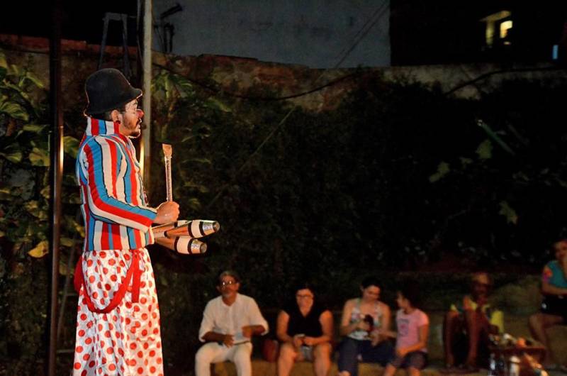 O espetáculo de rua adaptado ao teatro de Yure Lee, contemplado no Edital Pauta Livre da Fundação Cultural do Pará (FCP), será apresentado no palco do teatro Margarida Schivasappa, do Centur, nesta quinta-feira, 29, a partir das 19 horas. A montagem é centrada na história de um simples palhaço que toma a decisão de montar um circo sozinho. Não demora muito para ele sentir na pele a dificuldade de apresentar todos os números sem ajuda de outros artistas. “Irei fazer todos os números sozinho durante todo o espetáculo, mas contarei com a colaboração do público”, afirma. O artista adianta que a apresentação tem diversos números cômicos que utilizam várias técnicas de circo, como perna de pau, diabolô, claves e spining. Ele também revela que números como o rola-rola, monociclo e acrobacias estarão presentes. “O público pode esperar muita interação e alternância de risco e gargalhada, algo bem tradicional do circo. A expectativa é muito grande para a apresentação”, comenta.
FOTO: ASCOM / FCP
DATA: 28.03.2018
BELÉM - PARÁ <div class='credito_fotos'>Foto: ASCOM FCP | <a href='/midias/2018/originais/ba269d47-1dbe-4e41-a441-2075bdbf4553.jpg' download><i class='fa-solid fa-download'></i> Download</a></div>