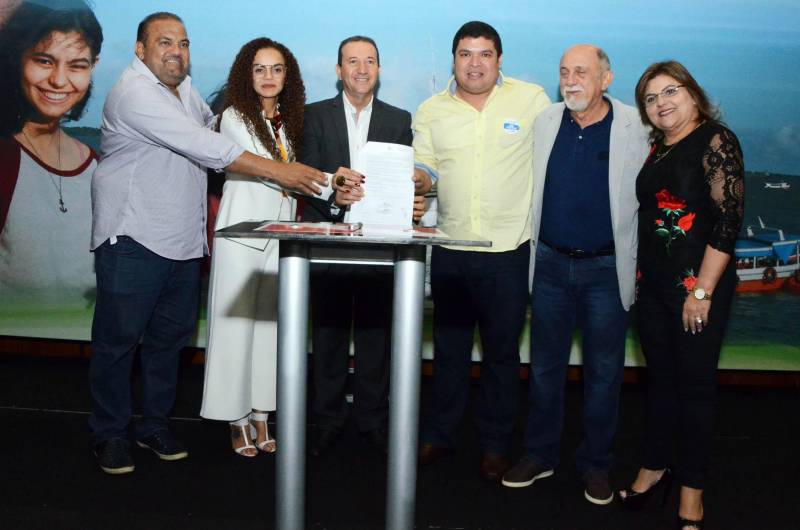 Durante o encerramento da terceira reunião do Fórum Permanente de Prefeitos e Prefeitas dos Municípios Sustentáveis, no Hangar Centro de Convenções, foram assinados convênios com prefeituras do interior para execução de obras de construção, ampliação e reforma de escolas em diversos municípios. Foram oficializadas também as Ordens de Serviços de 15 obras de reforma e ampliação de escolas em Belém e outros municípios do interior, financiadas pelo Banco Interamericano de Desenvolvimento (BID). No conjunto, essas obras representam investimento de mais de 50 milhões de reais.´As obras vão beneficiar, ao todo, mais de 21 mil estudantes. Para a secretária de Educação, Ana Claudia Serruya Hage, a estrutura física das escolas é um dos fatores que mais repercute na motivação e desempenho dos alunos. “Hoje, o Governo do Estado faz essas parcerias para melhorar a estrutura das escolas e, com isso, resgata o sentido do Pacto pela Educação, que preconiza que todos devemos nos responsabilizar pela Educação”, destacou. Na foto, Paulo Henrique, prefeito de Salinópolis.
FOTO: ELISEU DIAS / ASCOM SEDUC
DATA: 08.02.2018
BELÉM - PARÁ <div class='credito_fotos'>Foto: Eliseu Dias / Ascom Seduc | <a href='/midias/2018/originais/ba27e6a6-5ad9-4921-a9da-db5ba461bd11.jpg' download><i class='fa-solid fa-download'></i> Download</a></div>