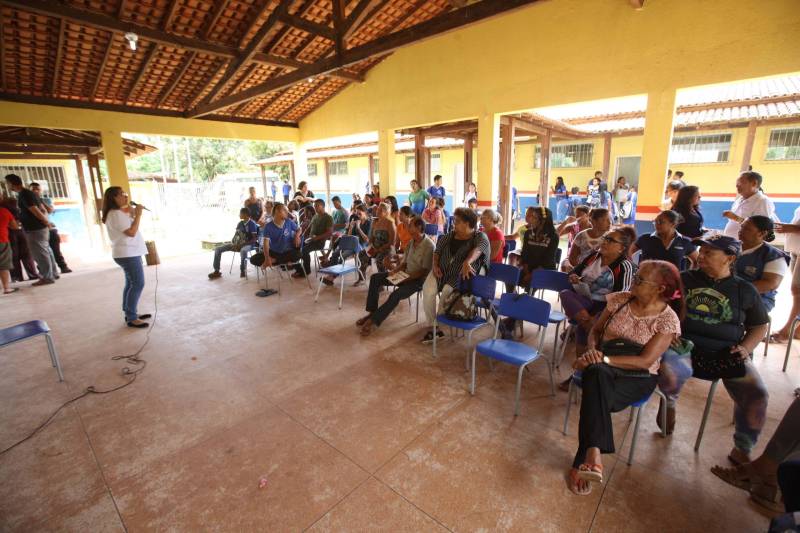 Na manhã desta quarta-feira (21), a ilha de Cotijuba recebeu a primeira edição do Projeto Família e Cidadania de 2018. O evento está sendo realizado na Escola Estadual de Ensino Fundamental e Médio Professora Marta da Conceição até a próxima sexta-feira (23). Durante a manhã mais de 40 pessoas estiveram presentes na abertura do evento, mas a expectativa é que esse número aumente, já que o projeto continua nos próximos dias, sempre com início às 8h.
FOTO: SIDNEY OLIVEIRA / AG. PARÁ
DATA: 21.02.2018
COTIJUBA - PARÁ <div class='credito_fotos'>Foto: Sidney Oliveira/Ag. Pará | <a href='/midias/2018/originais/ba2abad0-78a2-49de-8eb1-492a2fc30f2f.jpg' download><i class='fa-solid fa-download'></i> Download</a></div>