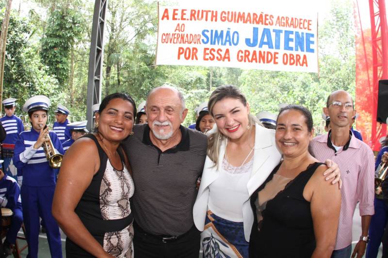Um painel, no pátio da Escola Estadual de Ensino Médio Ruth Guimarães Ferreira, no distrito de Murinim, em Benevides, mostra 16 alunos da unidade aprovados nos últimos vestibulares. Desses, 12 irão estudar na Universidade Federal do Pará (UFPA). São os primeiros resultados de um processo que começou há nove meses, quando a escola entrou em reforma e ampliação. A nova “Ruth Guimarães Ferreira” foi entregue oficialmente nesta segunda-feira, 26, pelo governador Simão Jatene. Reformada e ampliada, a escola tem agora seis salas de aula; quatro laboratórios (multiuso, multidisciplinar, informática e de leitura); cozinha; refeitório e dispensa; quadra poliesportiva, vestiários feminino e masculino; área de convivência; sala para Atendimento Educacional Especializado (AEE) e acessos para pessoas com deficiência. Espaços de sobra para seus 892 alunos, distribuídos em três turnos do Ensino Médio. A obra custou R$ 2,446 milhões.
FOTO: CRISTINO MARTINS / AG. PARÁ
DATA: 26.03.2018
BENEVIDES - PARÁ <div class='credito_fotos'>Foto: Cristino Martins/Ag. Pará | <a href='/midias/2018/originais/ba2df708-9507-424a-8f2f-5e6e0d3e39a9.jpg' download><i class='fa-solid fa-download'></i> Download</a></div>