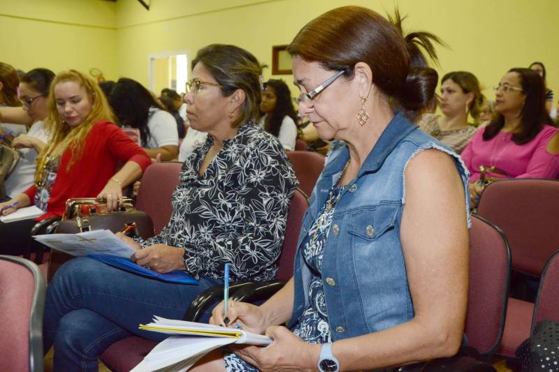 Técnicos e gestores de Unidades Seduc na Escola (USEs) e Unidades Regionais de Educação (UREs), além de diretores e professores de escolas de todo o Pará, participaram na manhã desta terça-feira (06), no auditório da Escola Estadual de Educação Tecnológica Anísio Teixeira, em Belém, do dia nacional de mobilização em torno da Base Nacional Comum Curricular (BNCC) da educação infantil e do ensino fundamental. A data, marcada como o “Dia D de Discussão da BNCC” - documento que define os conhecimentos essenciais que todos os alunos da educação básica têm o direito de aprender -, foi instituída pelo Ministério da Educação (MEC), Conselho Nacional de Secretários de Educação (Consed), União Nacional de Dirigentes Municipais de Educação (Undime) e secretarias estaduais e municipais de Educação, para debater a estrutura e as competências do texto, homologado pelo MEC em dezembro do ano passado. Para a diretora de Ensino Infantil e Fundamental da Seduc, Marizete Martins, o “Dia D” representa apenas o início de uma mobilização que deverá reverberar o ano inteiro nas escolas estaduais e dos municípios, para que em 2019 as redes de ensino de ensino público do Estado e dos municípios possam contar com currículos escolares adaptados às novas exigências da BNCC. “A partir de hoje, todas as nossas escolas deverão desenvolver eventos e momentos semelhantes a esse, para que possamos, no ano que vem, implementar efetivamente a BNCC. Para isso, a Seduc estará à disposição das escolas, para ajudar no que for necessário”, informou Marizete Martins.
FOTO: RAI PONTES / ASCOM SEDUC
DATA: 06.03.2018
BELÉM - PARÁ <div class='credito_fotos'>Foto: Rai Pontes/Ascom Seduc | <a href='/midias/2018/originais/ba317ca8-084a-4378-b0fd-d4230ce3d579.jpg' download><i class='fa-solid fa-download'></i> Download</a></div>