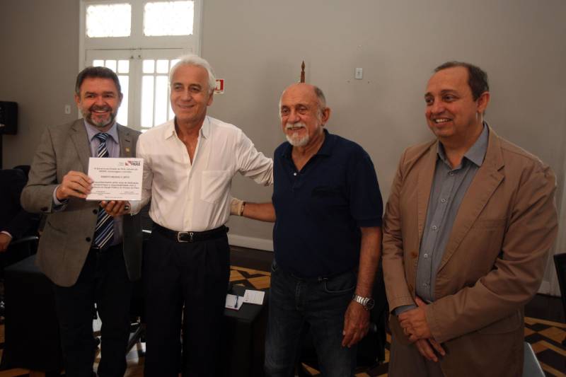 Quase R$ 2 milhões em equipamentos para o combate a malária no Pará foram distribuídos, nesta quarta-feira (7), em cerimônia no Palácio do Governo, em Belém. No total 38 microscópios, 21 motocicletas e 9 caminhonetes foram entregues, pelo governador Simão Jatene, a representantes de 11 municípios beneficiados, de diferentes regiões do Pará. Na ocasião, o governo também homenageou servidores estaduais que atuam há mais de 30 anos no combate a endemias e dedicaram anos de profissionalismo, compromisso e responsabilidade com o trabalho na Vigilância em Saúde Pública do Estado do Pará.
FOTO: ANTÔNIO SILVA / AG. PARÁ
DATA: 07.03.2018
BELÉM - PARÁ
<div class='credito_fotos'>Foto: Antônio Silva/Ag. Pará | <a href='/midias/2018/originais/ba38b752-bc43-4e32-a3c2-7603b306c9f0.jpg' download><i class='fa-solid fa-download'></i> Download</a></div>