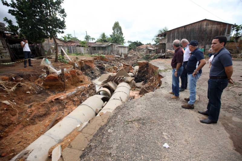 O Governador do Pará, Simão Jatene (foto), esteve durante esta sexta-feira (13) no município de Paragominas. Além de visitar as áreas afetadas pela enxurrada que ocorreu na madrugada da quinta-feira (12), ele conversou com moradores atingidos, reuniu com autoridades municipais, secretários de estado, com o Corpo de Bombeiros e a Defesa Civil para traçar as metas e ações a serem cumpridas para restabelecer a normalidade na cidade. A forte enxurrada, que durou toda a madrugada, alagou cerca de 40% da cidade e atingiu 350 famílias. Até o momento, 13 locais foram adequados para funcionar como abrigo, entre escolas, associações, ginásios, entre outros, para receber desabrigados e desalojados.

FOTO: SIDNEY OLIVEIRA / AG. PARÁ
DATA: 13.04.2018
PARAGOMINAS - PARÁ <div class='credito_fotos'>Foto: Sidney Oliveira/Ag. Pará   |   <a href='/midias/2018/originais/ba39cee8-ff60-46e6-96a4-c917eaad9af5.jpg' download><i class='fa-solid fa-download'></i> Download</a></div>