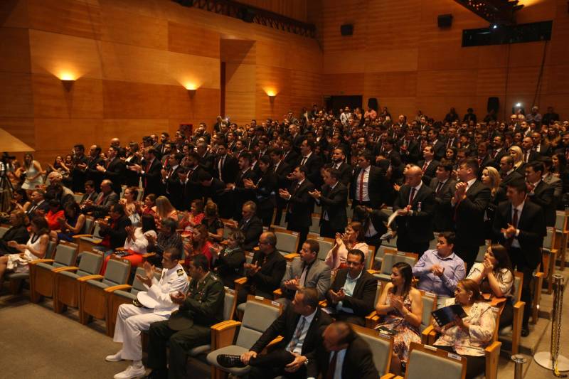 O Pará vai voltar a ter um delegado de polícia para cada município. A posse de 149 novos delegados da Polícia Civil, que aconteceu nesta segunda-feira (26) no Teatro Maria Sylvia Nunes, na Estação das Docas, vai garantir, com sobras, a cobertura completa dos 144 municípios do estado. Aprovados em concurso público, os novos delegados concluíram o curso de Formação da Polícia Civil do Pará no dia 15 deste mês. O curso foi o primeiro do Brasil a incluir sete disciplinas inéditas: Oratória, Atuação Policial frente aos Grupos Vulneráveis, Relacionamento com a Imprensa e Mídias Sociais, Abordagem Psicopatológica do Crime e da Violência, Investigação Financeira no Enfrentamento ao Crime de Lavagem de dinheiro, Noções Básicas de Enfrentamento às Fraudes Veiculares e Linguagem Brasileira de Sinais. O concurso aprovou ainda 300 investigadores, 180 escrivães e 20 papiloscopistas. Os novos policiais civis passaram por quatro meses de formação técnica e profissional na Acadepol. Com a nomeação, o próximo passo será a lotação dos novos servidores públicos nas unidades de Polícia Civil do estado, quando eles saberão em qual região do Pará trabalharão inicialmente.
FOTO: SYDNEY OLIVEIRA / AG. PARÁ
DATA: 26.02.2018
BELÉM - PARÁ <div class='credito_fotos'>Foto: Sidney Oliveira/Ag. Pará | <a href='/midias/2018/originais/ba3b7fab-1c46-4e0c-b146-fa1351a1591c.jpg' download><i class='fa-solid fa-download'></i> Download</a></div>
