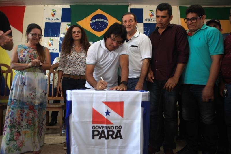 Ordens de Serviço do Programa Asfalto na Cidade também foram assinadas no município de São João da Ponta, que foi contemplado com mais 3 km de asfalto, além dos que já estão beneficiando o distrito de Deolândia. “Com certeza isso vai ajudar na questão do desenvolvimento. O prefeito de Terra Alta, Gilvandro Nascimento (foto) que também falou da parceria com a Secretaria de Municípios Sustentáveis. “É uma secretaria que realmente olha para as necessidades que convivemos diariamente”, reiterou.

FOTO: RODOLFO OLIVEIRA / AG. PARÁ
DATA: 13.06.2018
TERRA ALTA - PARÁ <div class='credito_fotos'>Foto: Rodolfo Oliveira/Ag. Pará   |   <a href='/midias/2018/originais/ba42ef5e-ff60-46db-b4f9-bb48f3718b78.jpg' download><i class='fa-solid fa-download'></i> Download</a></div>