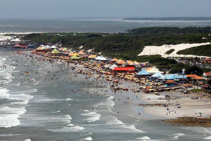Aqualand, esse será o nome do maior parque aquático de padrão internacional do Norte do Brasil, que será erguido em Salinas (foto), no polo turístico Amazônia Atlântica. Com um investimento superior a R$ 250 milhões e mais de 15 atrações espalhadas por aproximadamente 200 mil metros quadrados de área, o Aqualand Resort terá, após a conclusão do masterplan, um dos cinco maiores parques aquáticos do Brasil e um dos 10 principais da América Latina. O protocolo de intenções para implantação do parque foi firmado com o governador do Estado do Pará, Simão Jatene, na manhã desta quarta-feira (29), durante a solenidade de lançamento do Programa Pará 2030, no Hangar ? Centro de Convenções e Feiras da Amazônia. 

FOTO: RODOLFO OLIVEIRA / ARQUIVO AG. PARÁ
DATA: 06.07.2014
SALINÓPOLIS - PARÁ <div class='credito_fotos'>Foto: Rodolfo Oliveira/Ag. Pará   |   <a href='/midias/2018/originais/ba463118-7afb-48cd-a435-775b1f3a1441.jpg' download><i class='fa-solid fa-download'></i> Download</a></div>