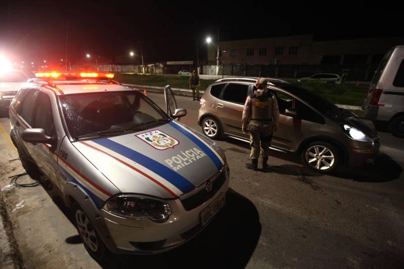 O comando do Sistema de Segurança Pública do Pará montou uma sala de situação no Centro Integrado de Operações (Ciop), nesta segunda-feira (9) após a morte de dois policiais militares, um na noite de domingo (8) e outro na manhã de segunda-feira. Por ordem do governador Simão Jatene, a Divisão de Homicídios recebeu um reforço de policiais para a investigação dos crimes e uma divisão especial foi criada, este ano, para investigar os assassinatos de policias no estado.
FOTO: MARCELO LÉLIS / AG. PARÁ
DATA: 09.04.2018
BELÉM - PARÁ <div class='credito_fotos'>Foto: Marcelo Lelis / Ag. Pará | <a href='/midias/2018/originais/ba4697c5-26d8-45f2-8153-e8af74741953.jpg' download><i class='fa-solid fa-download'></i> Download</a></div>