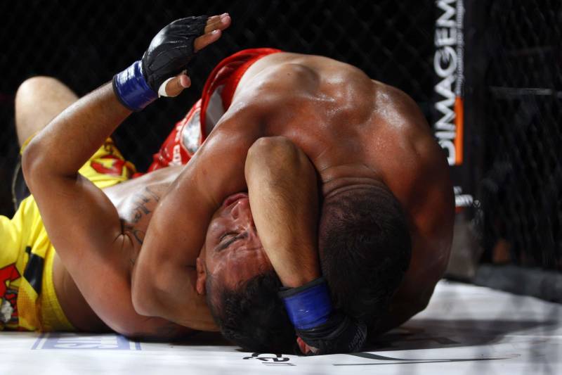 O mundo do MMA conheceu neste sábado os novos guerreiros paraenses. Dos 34 lutadores que entraram no octógono do Jungle Fight 93, 31 representaram o estado. Destaque para Ivanildo Monstrinho e Francisco Figueiredo, que conquistaram os cinturões interinos das categorias 57kg e 61kg, respectivamente, diante do público que lotou o Centro de Convenções da Amazônia – Hangar, com apoio da Secretaria de Estado de Esporte e Lazer.
FOTO: THIAGO GOMES / AG. PARÁ
DATA: 28.04.2018
BELÉM - PARÁ <div class='credito_fotos'>Foto: Thiago Gomes /Ag. Pará | <a href='/midias/2018/originais/ba49cc37-3a3c-413d-ac67-4c4820919165.jpg' download><i class='fa-solid fa-download'></i> Download</a></div>